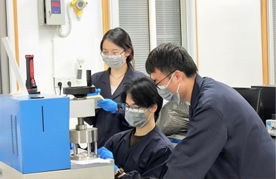 攻克世界難題，中國自主研發出無氟沖鋒衣面料